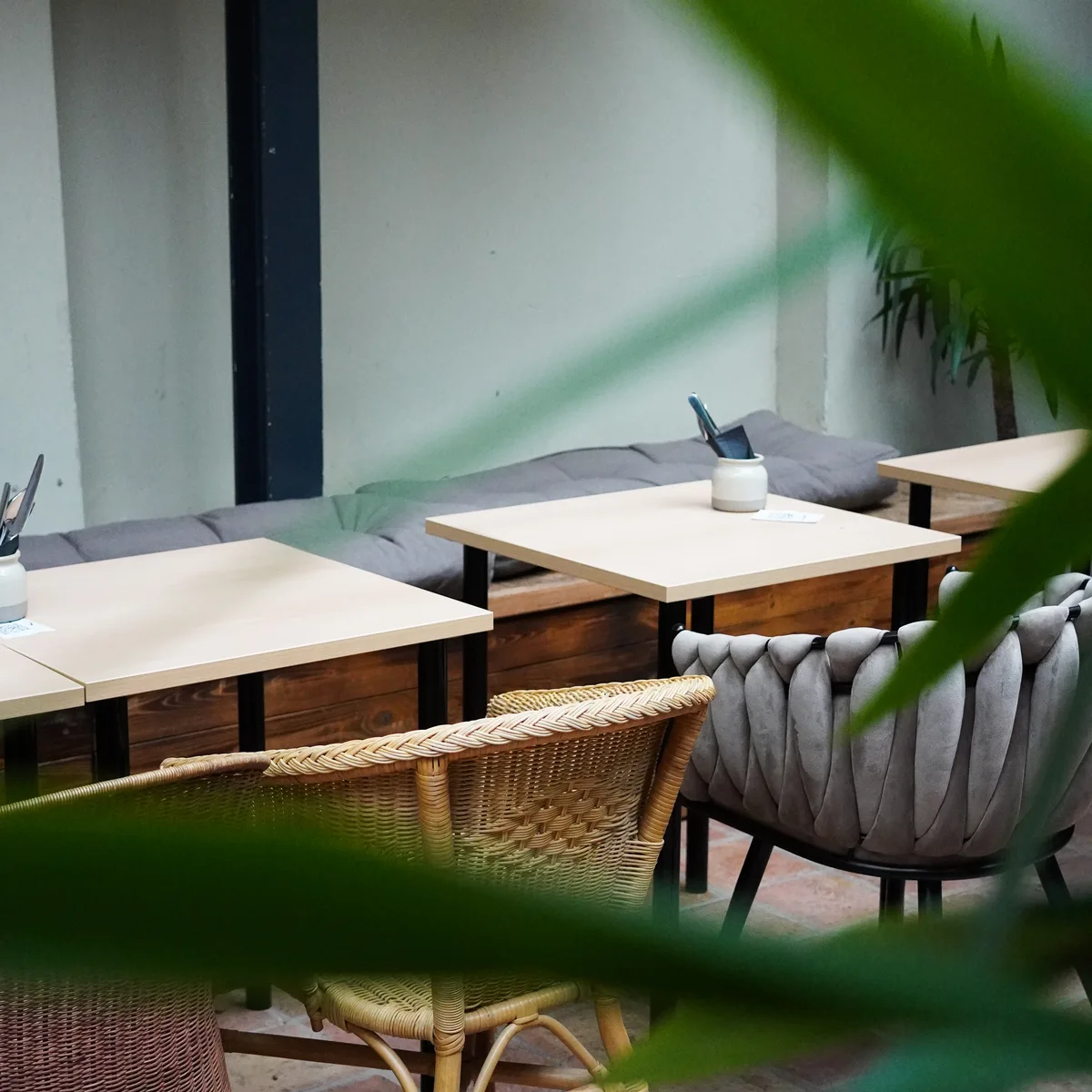 Sitzplätze am Fenster im Café in Mannheim