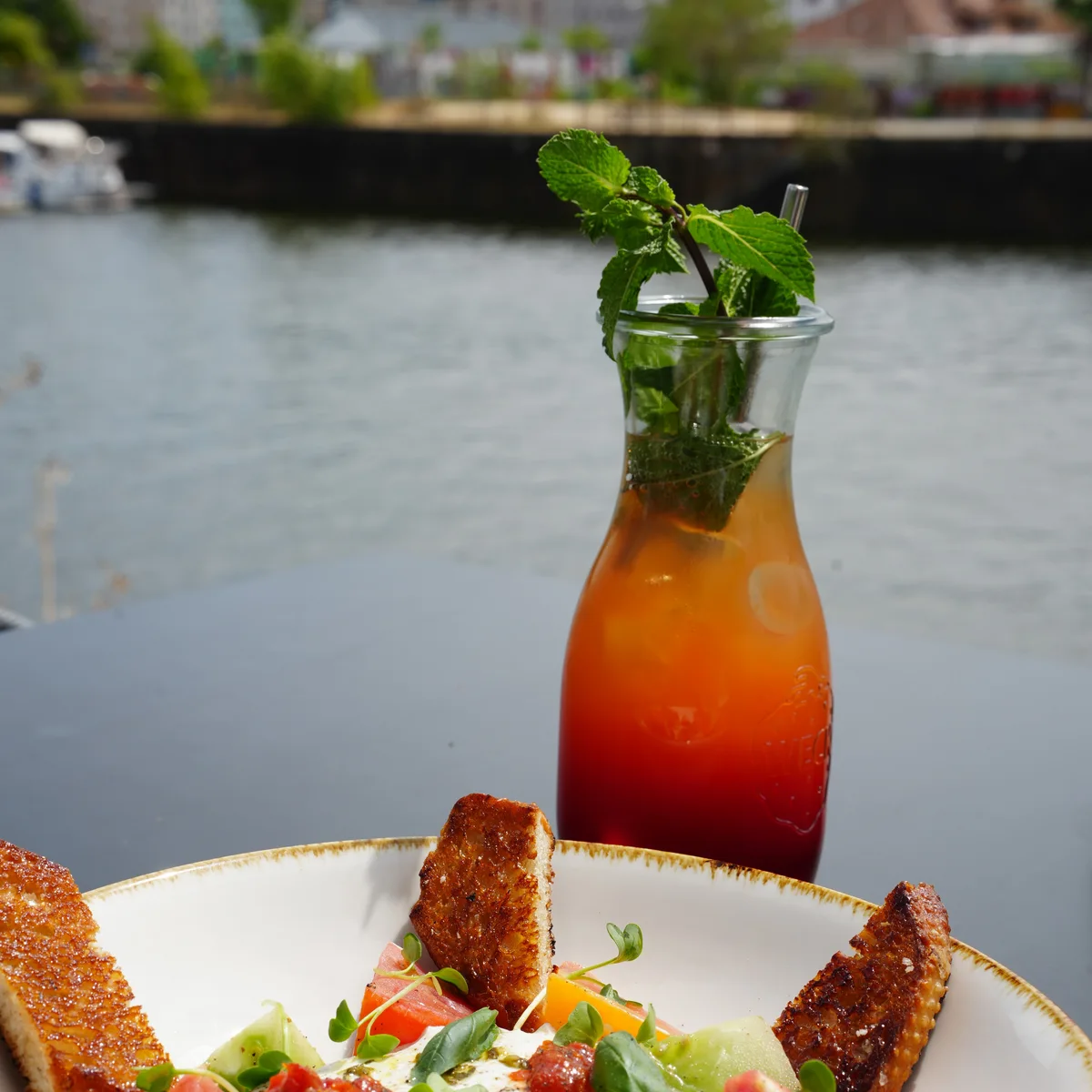 Getränk und Essen am Wasser in Offenbach